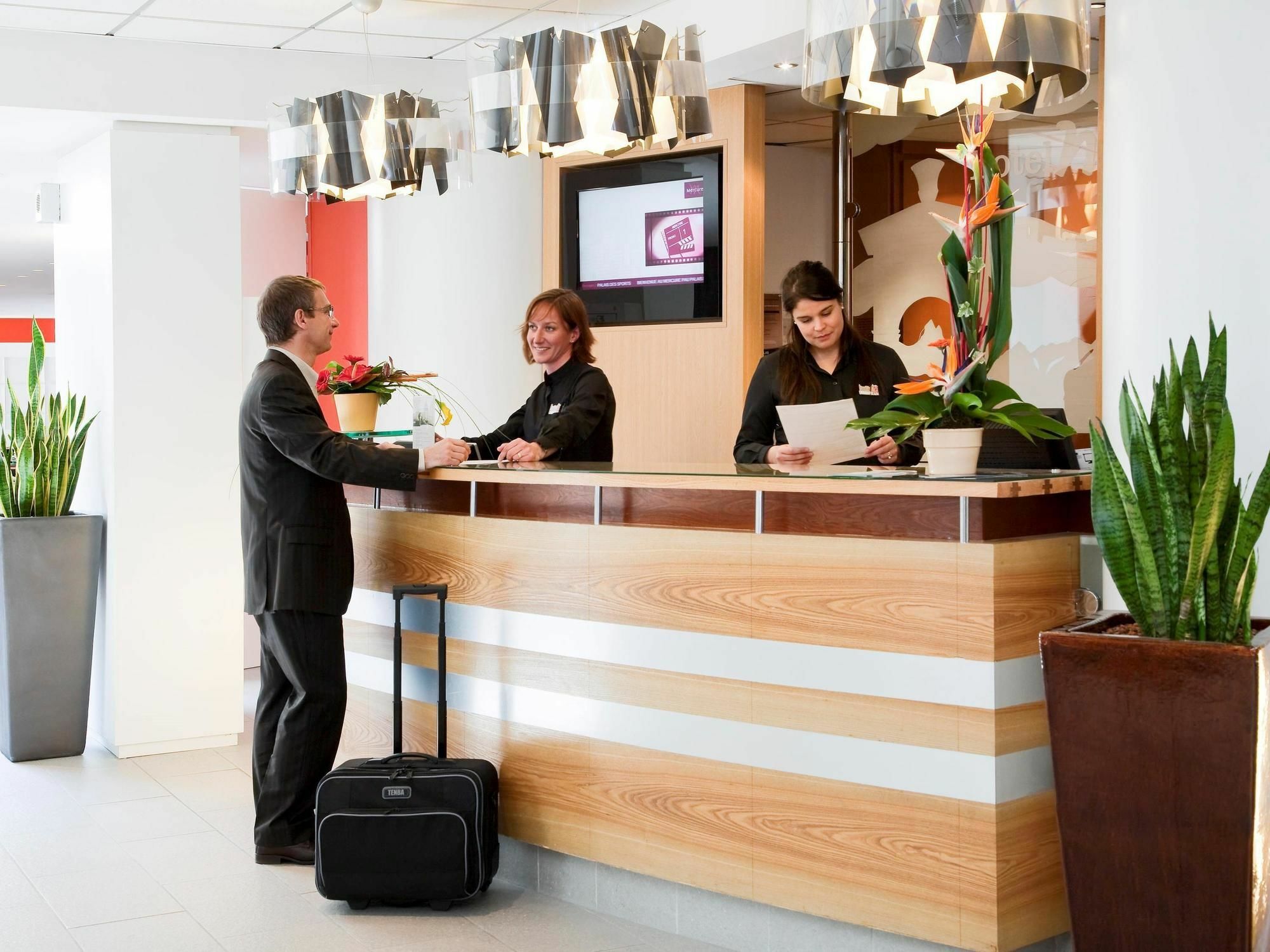 Mercure Pau Palais Des Sports Экстерьер фото